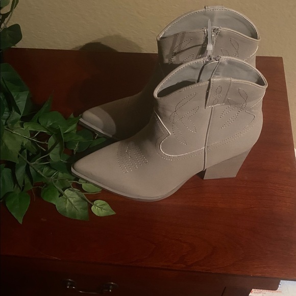 Elegant Cream Ankle Boots - Picture 2 of 5